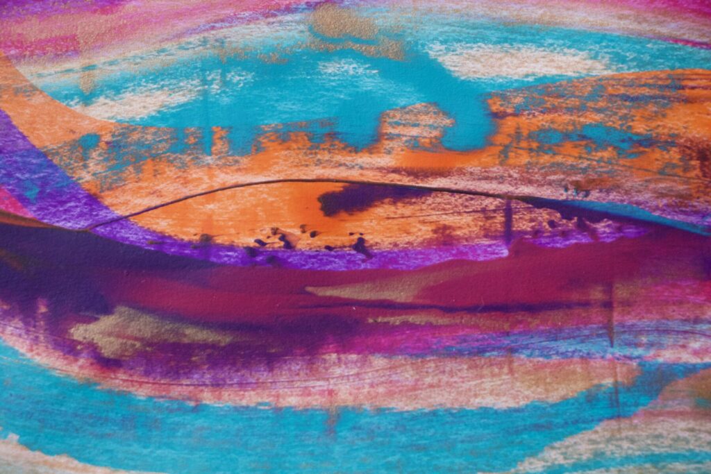 Fotografie einer Malerei mit bunten Farben
